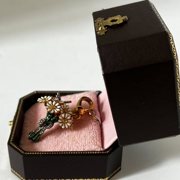 New in Box: Juicy Couture YJRU1683 Flower Bouquet with Butterfly Charm - Picture 1 of 5